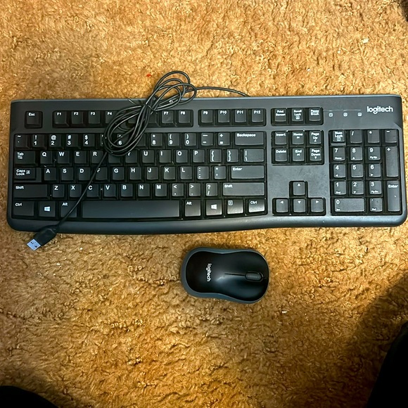 Lightly used Logitech K120 keyboard & mouse - Picture 1 of 5